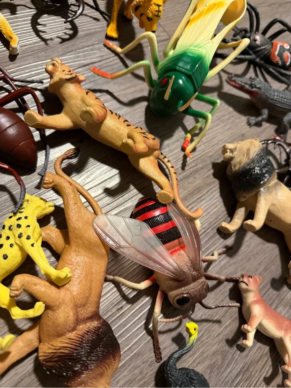 Assorted Reptile & Wildlife Toy Set – Yellow, Green, Black, Brown